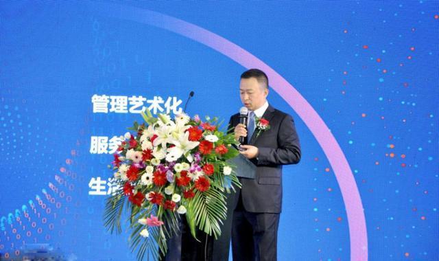 亞新物業(yè)鄭州分公司總經(jīng)理楊興旺對服務(wù)產(chǎn)品進(jìn)行講解