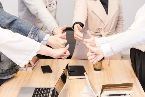 合伙企業(yè)和個人獨資企業(yè)均不是獨立法人,出資人對企業(yè)債務承擔無限